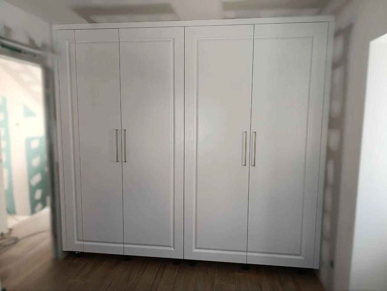 Realizacja VS Furniture — biała szafa z dekoracyjnymi frontami