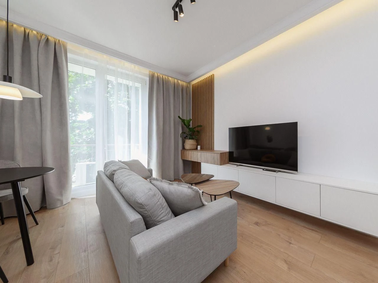 Realizacja VS Furniture — salon z zabudową RTV i otwartą kuchnią