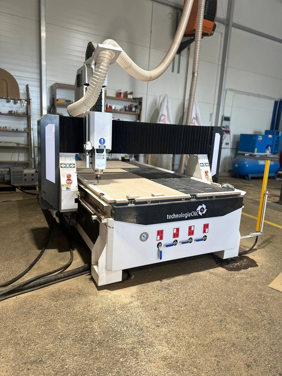 Frezarka CNC w zakładzie VS Furniture
